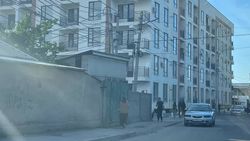 Можно ли строить многоэтажное здание впритык к тротуару?