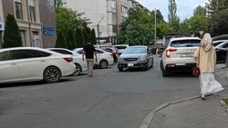 На Садыкова—Гоголя машины паркуются на проезжей части