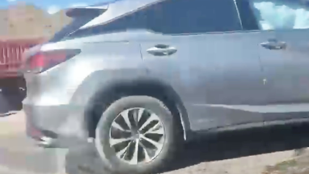 На трассе Север—Юг столкнулись Howo и Lexus RX. Два человека госпитализированы в больницу