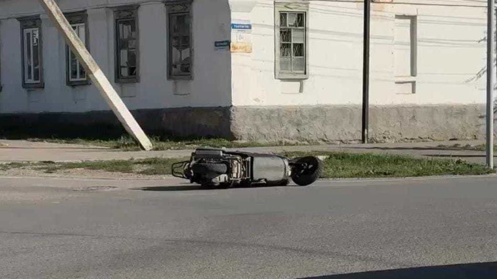 В Караколе на перекрёстке, где часто происходят ДТП, столкнулись мопед и Lexus
