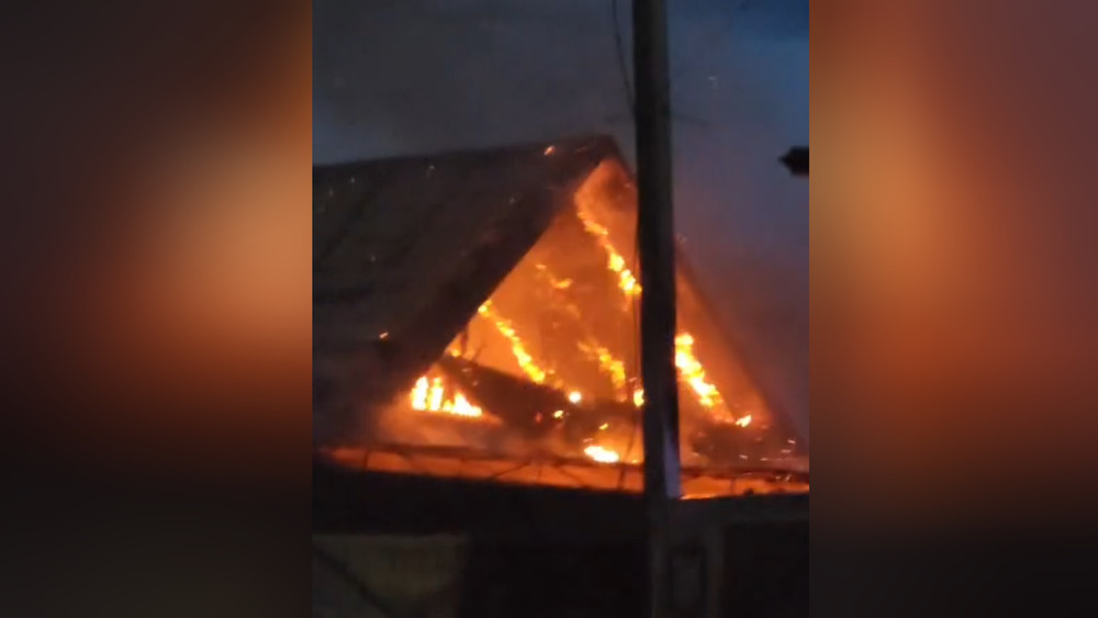 Дом, цех и рыба на 1 миллион сомов сгорели при пожаре в Балыкчы. Видео