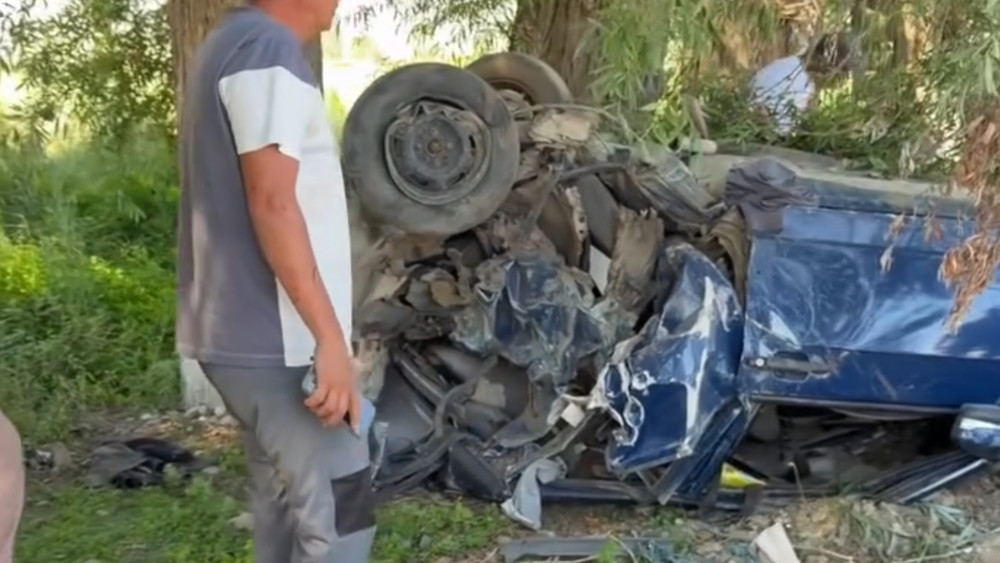 В селе Орнок на Иссык-Куле грузовик врезался в стоявший на обочине автомобиль