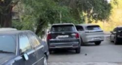 Автомашины захватили тротуар вдоль Линейной