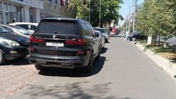 Машины стоят на тротуаре по Горького