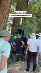 На Иссык-Куле бензовоз и легковушка врезались в дерево, машина перевернулась