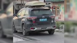 «Тойота» ехала по тротуару на Дэн Сяопина