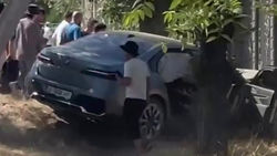 «БМВ» снес несколько автомашин на ул.7 Апреля и сбил двух пешеходов. Видео