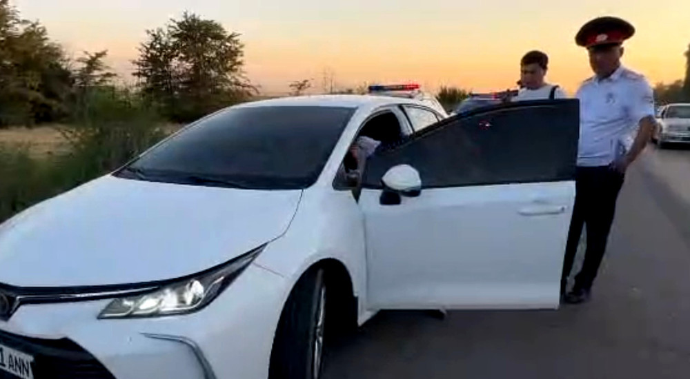 «Toyota Corolla» с незаконными спецсигналами задержана на трассе Бишкек—Нарын—Торугарт