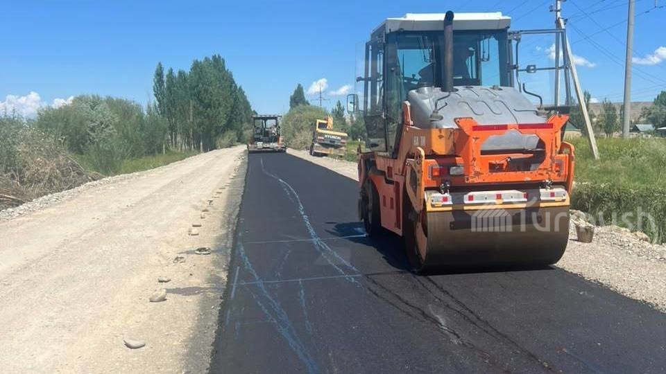 В Ак-Талинском районе началась укладка асфальта на участке автодороги Нарын—Баетов—Макмал
