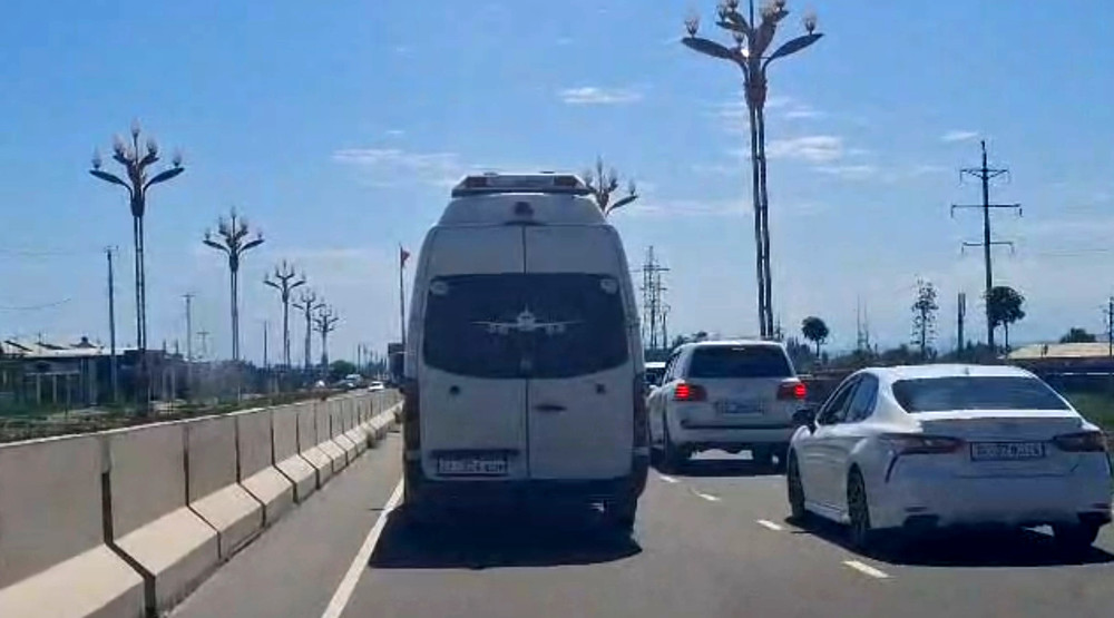 На въезде в город Балыкчы образовалась автомобильная пробка