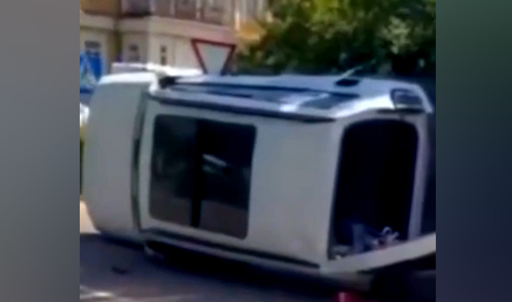 В Караколе произошло ДТП, в результате которого один из автомобилей перевернулся