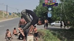 Парень эффектно нырнул с моста в воду в Ошской области. Видео