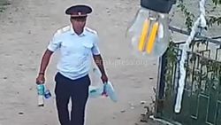 На Иссык-Куле милиционер собрал выброшенный из машин мусор