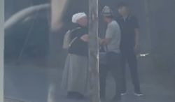 В Бишкеке мужчина и женщина устроили разборку, в которую вмешался прохожий. Мужчина упал в арык во время погони