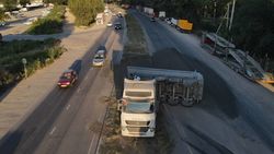 На объездной дороге перевернулся прицеп с щебнем. Фото очевидца