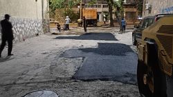 На старый неподготовленный асфальт уложили новый