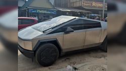 В Чолпон-Ате машина «Тазалыка» не смогла проехать из-за Tesla Cybertruck. Видео