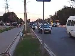 В Бишкеке продажа бензина на обочине дороги рядом с остановкой мешает автобусам, - очевидец