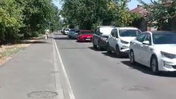 На улице Скрябина образовали стихийную стоянку, - горожанка