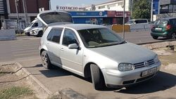 Машины стоят на тротуаре и у зебры на Жибек Жолу