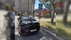Водитель припарковал свой «Хендай» на узкой дороге и закрыл проезд