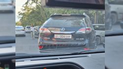 Водитель оставил машину поперёк дороги и вторым рядом