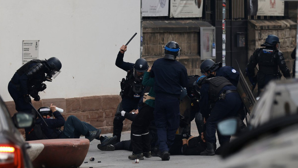 Полицейские задерживают протестующих в Страсбурге, Франция, 24 октября 2026 года