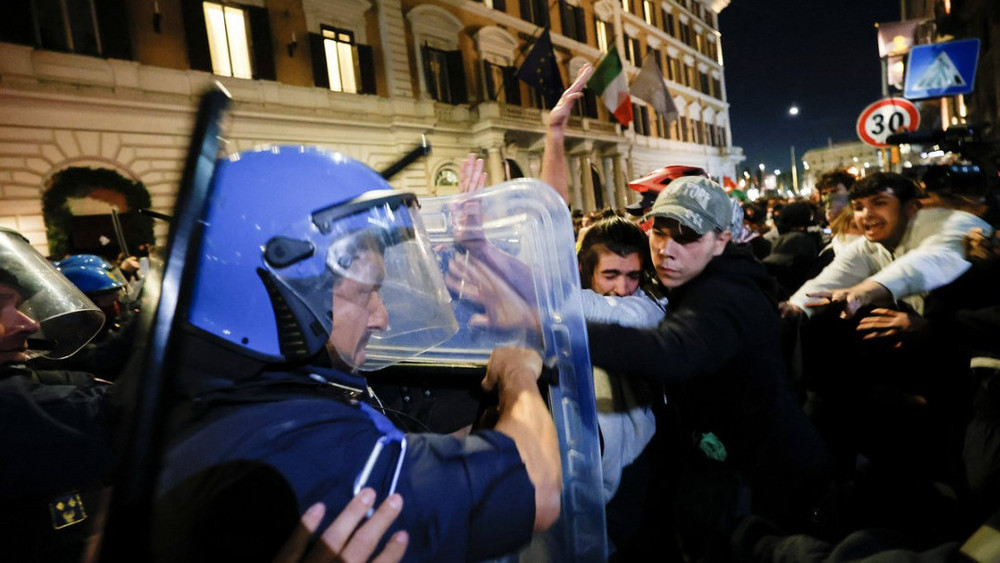 Столкновения протестующих с полицией на улицах Рима, Италия, 24 октября 2026 года
