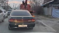Водитель жалуется на состояние дороги возле рынка «Сары-Озон»