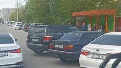 Патрульные эвакуировали машины, припаркованные на остановке. Видео