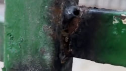 Горожанин жалуется на железные перила вдоль реки Аламедин. Видео