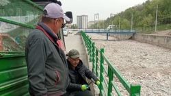 Октябрьский акимиат приводит в порядок перила вдоль реки Аламедин. Видео и фото мэрии