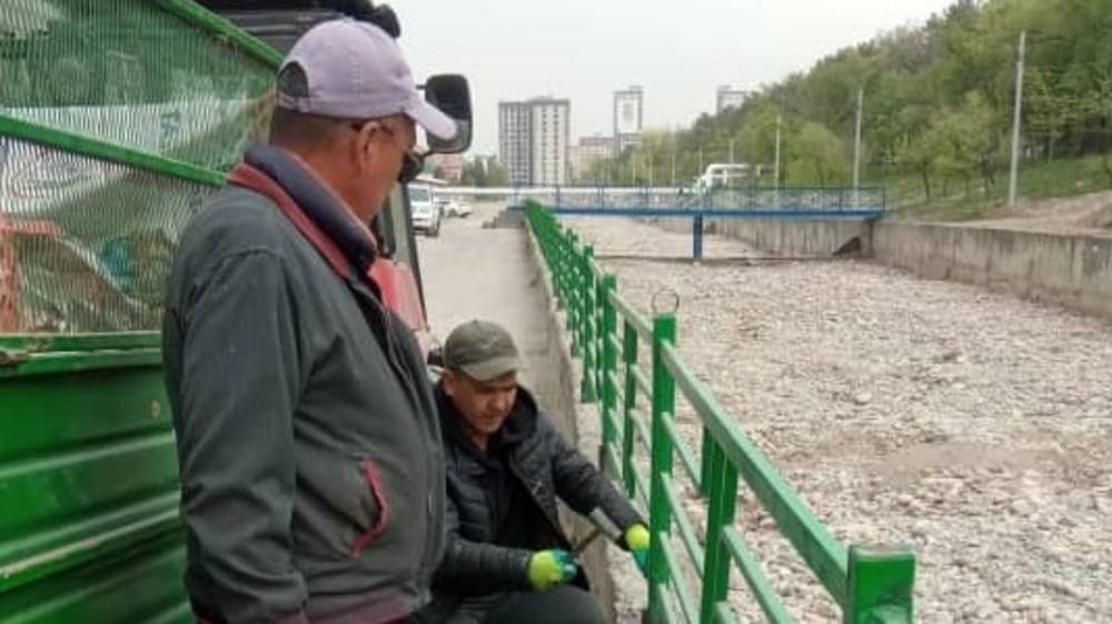 Октябрьский акимиат приводит в порядок перила вдоль реки Аламедин. Видео и фото мэрии