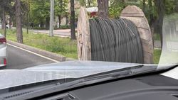На Юнусалиева катушка с кабелем стоит на дороге. Фото