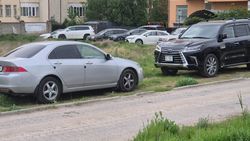 Lexus LX 570 снова стоит в зеленой зоне на Южной магистрали. Фото