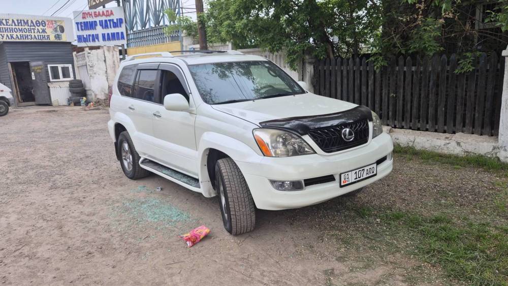 На Льва Толстого стоит Lexus GX470 с разбитым боковым стеклом. Фото