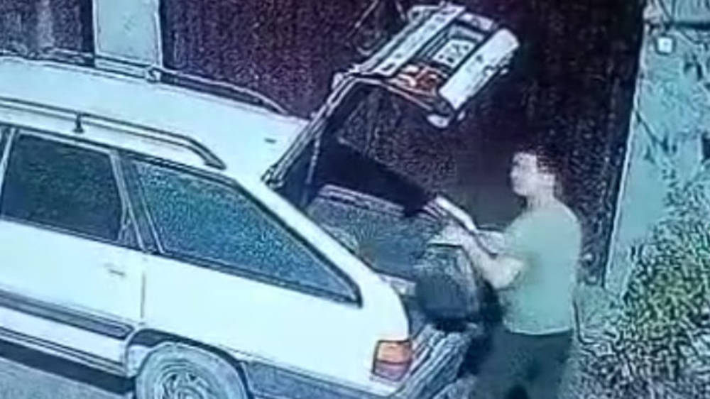 Мужчину, выбросившего мусор у чужого дома, оштрафовали на 5500 сомов. Видео