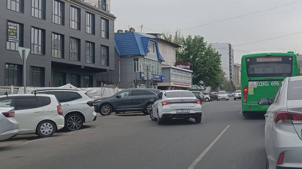 «Хендай» выехал на встречку на Суюмбаева. Фото