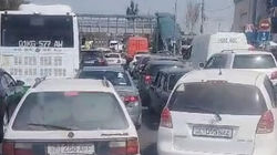 «5 метров за 40 минут». Водитель жалуется на пробку на Алматинке. Видео