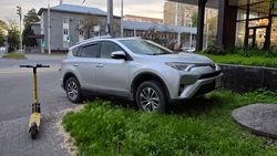 «Тойота RAV-4» припаркована в зеленой зоне на Токтогула. Фото