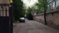 Зачем убрали ворота на бульваре Эркиндик? Видео горожанина