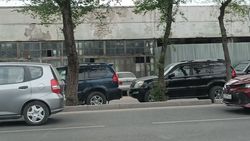 Тротуар напротив УСПМ снова превратили в парковку. Фото