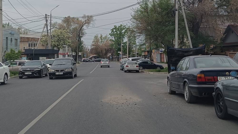Когда отремонтируют яму на улице Суюбаева? Фото горожанина
