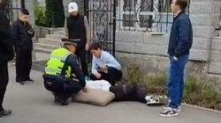 Патрульные помогли девушке, которая потеряла сознание на Южной магистрали. Видео