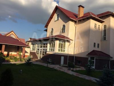 Продаю дом 15-ком., 450кв. м., этаж-3, 9-сот., стена кирпич, джал по улице тыналиева.