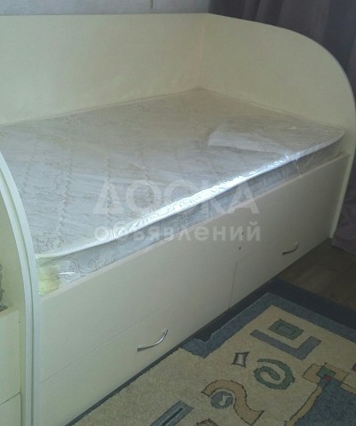 срочно! две кровати +парта (стол)