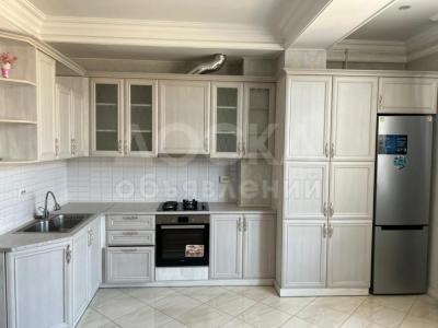 Продаю 3-комнатную квартиру, 160кв. м., этаж - 8/10, центр.