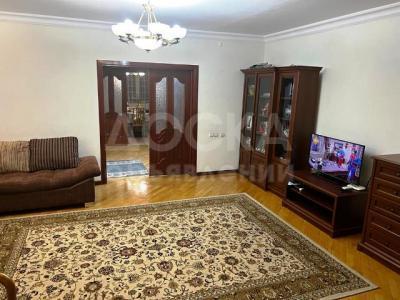 Продаю 4-комнатную квартиру, 137кв. м., этаж - 1/5, Уметалиева/Токтогула.