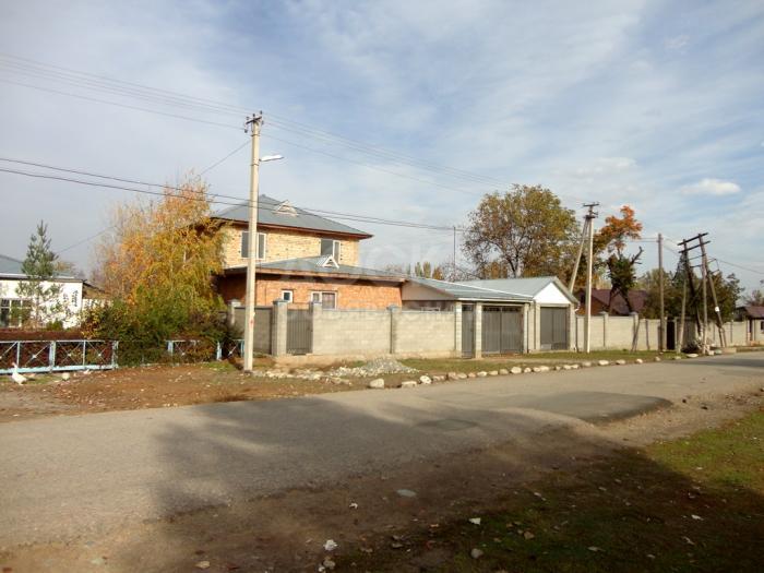 Продаю 2х этажный Дом 200 м2. + Подвал 100м2. 10 соток. с/з Ала-Тоо. Без Посредников. Фотографии.