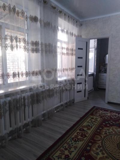 Продаю полдома 3-ком. 50кв. м., этаж-1, 3-сот., стена кирпич, Тоголок Молдо - Васильева.